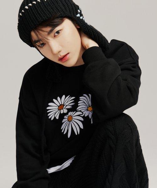 Zerobaseone Collection TRIPLE DAISY CREWNECK_BLACK + 1 random photocard