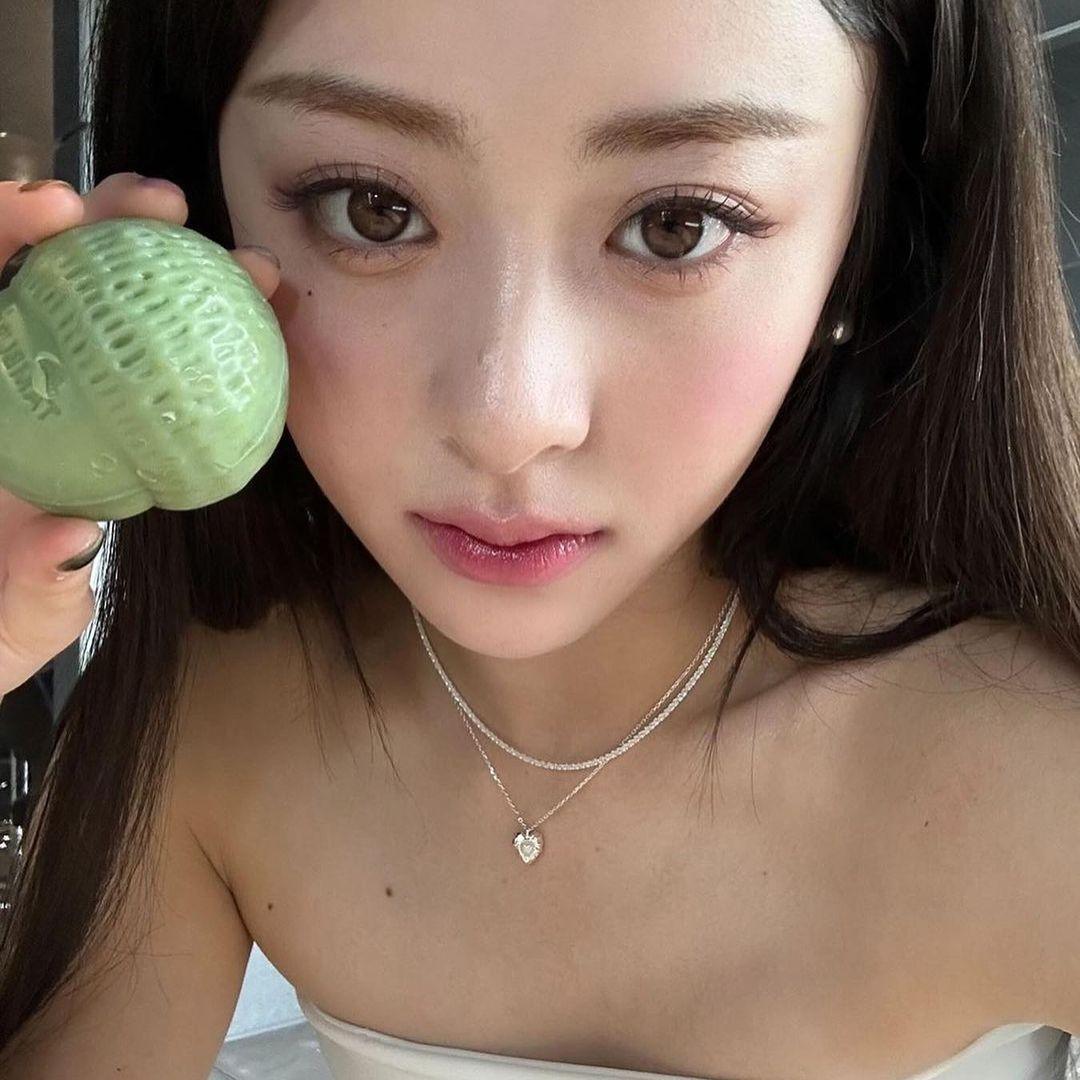 Le sserafim Yun-jin (허윤진) Pick/Pearl In Love Necklace