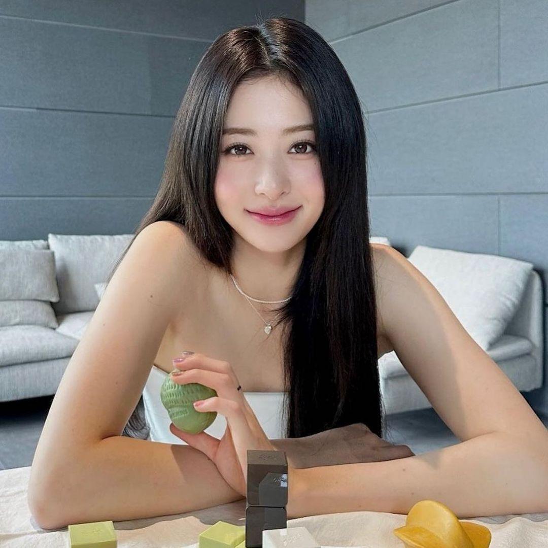 Le sserafim Yun-jin (허윤진) Pick/Pearl In Love Necklace