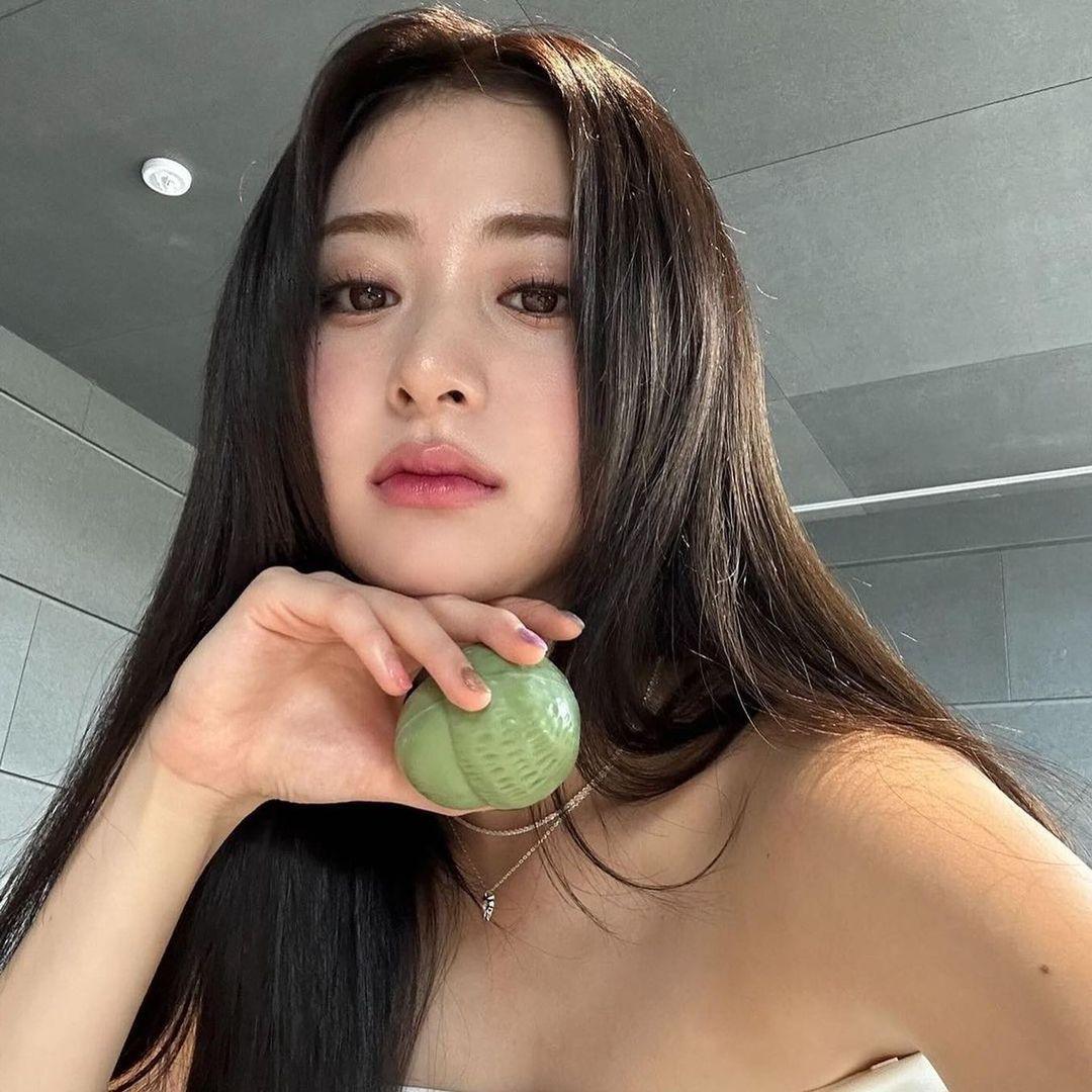 Le sserafim Yun-jin (허윤진) Pick/Pearl In Love Necklace