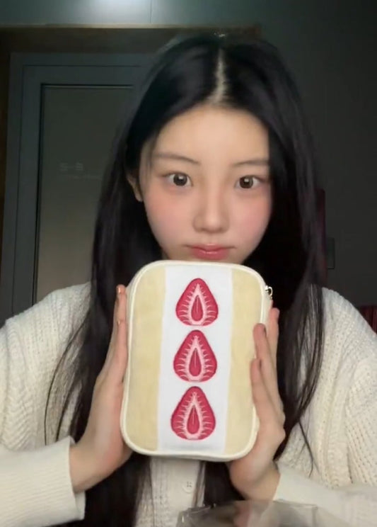 Katze Strawberry Sandwich Pouch (Celebrity Pick)